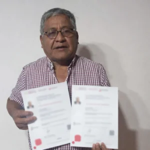 Hombre con certificados borrosos en manos