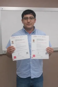 Joven mostrando certificados importantes